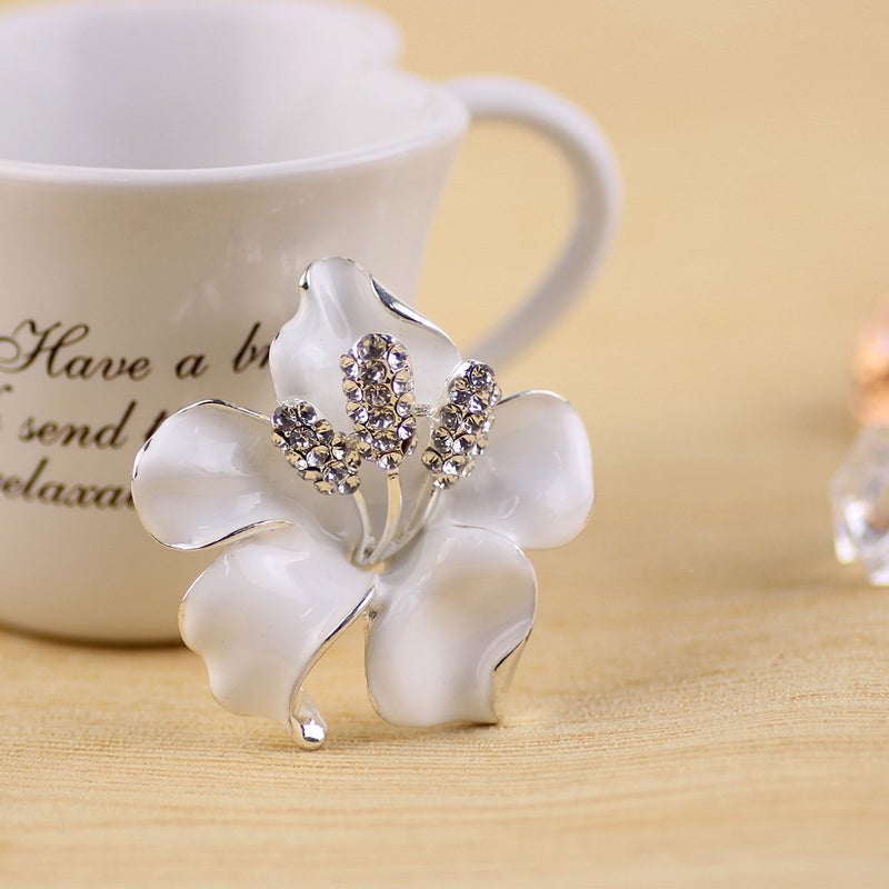 Merdia Brooch Pin for Women Flowers Brooch with Created Crystal | Elegant Brooches and Pins for women | Pearl Brooches for women with Flower Pins | Designer Brooch Collar Pins for women White 29.8g - Image 3